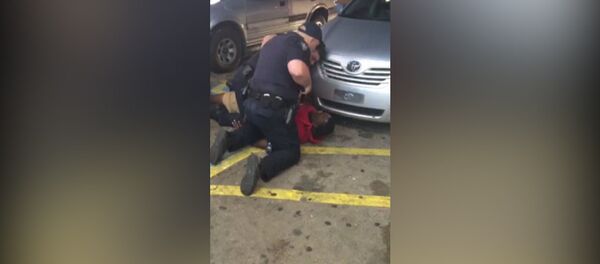 Двое полицейских застрелили темнокожего мужчину в Луизиане. Съемка очевидца - Sputnik Грузия