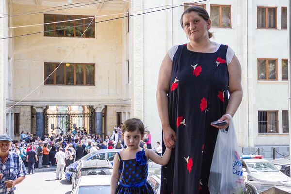 Участница акции протеста бездомных со своей малолетней дочерью у входа в здание парламента Грузии. - Sputnik Грузия