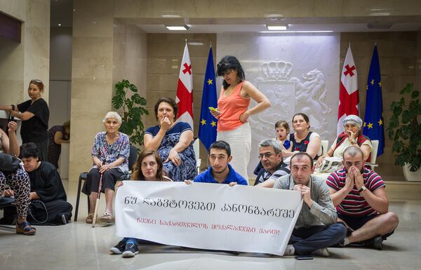 Участники акции протеста бездомных в холле на первом этаже в здании администрации правительства Грузии. - Sputnik Грузия