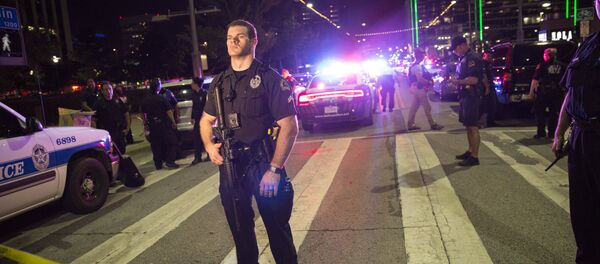 Полицейский США в Далласе во время беспорядков - Sputnik Грузия