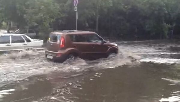 Потоп в Москве:  прохожие выталкивали машины из водного плена - Sputnik Грузия
