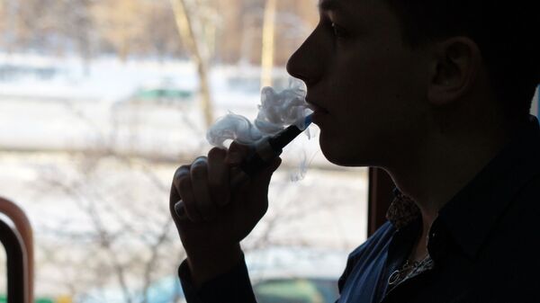 Мужчина курит электронную сигарету. - Sputnik Грузия