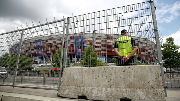 Polish police officer stands guard in front of the PGE National Stadium, the venue of the NATO Summit, which will start in two days, in Warsaw, Poland, July 6, 2016. - Sputnik Грузия