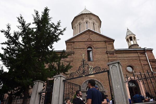 Церковь Сурб Эчмиадзин, на территории которой прошел фестиваль-конкурс толмы. - Sputnik Грузия