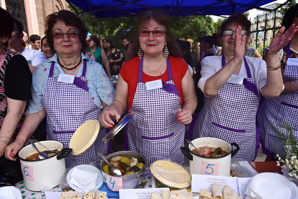 Участницы фестиваля-конкурса толмы в Тбилиси предлагают гостям попробовать приготовленные ими образцы национального блюда. - Sputnik Грузия