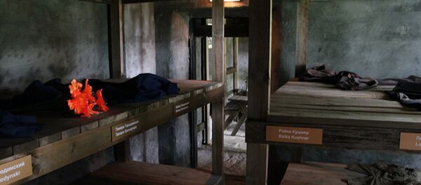 На нарах в Музее еврейского сопративления в Новогрудке - таблички с именами погибших евреев - Sputnik Грузия