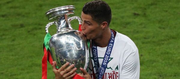 Игрок сборной Португалии Криштиану Роналду с кубком чемпионата Европы по футболу - 2016 после финального матча между сборными командами Португалии и Франции. - Sputnik Грузия