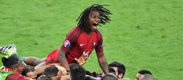 Игроки сборной Португалии радуются забитому мячу в финальном матче чемпионата Европы по футболу - 2016 между сборными командами Португалии и Франции. Вверху - игрок сборной Португалии Ренату Саншеш. - Sputnik Грузия