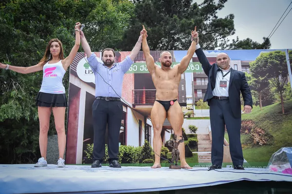 Победители шоу Fit Body Universe Теона Векуа (слева) и Георгий Татарашвили (второй справа). - Sputnik Грузия
