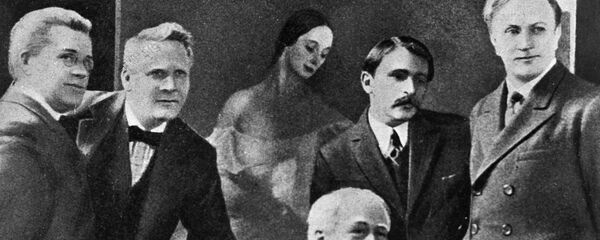 Зарубежные гастроли МХАТа. Театральный режиссер, руководитель МХАТа Константин Станиславский (сидит), (слева направо) актер Иван Москвин, певец Федор Шаляпин, художник Савелий Сорин и актер Василий Качалов в мастерской художника С.Сорина около портрета Анны Павловой. - Sputnik Грузия