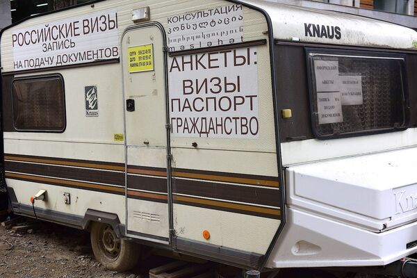 ცოტა ხნის წინ ინტერესთა სექციის სიახლოვეს „მინივენების“ მთელი ფლოტილია იდგა, ზედ აკრული აბრებით: „ვიზა“ ცოტა ხნის წინ ინტერესთა სექციის სიახლოვეს „მინივენების“ მთელი ფლოტილია იდგა, ზედ აკრული აბრებით: „ვიზა“ - Sputnik საქართველო