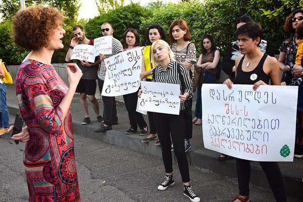 Правозащитники вышли на улицу после того, как в течение недели на бытовой почве и из-за ревности в Грузии произошло несколько жестоких убийств женщин. - Sputnik Грузия