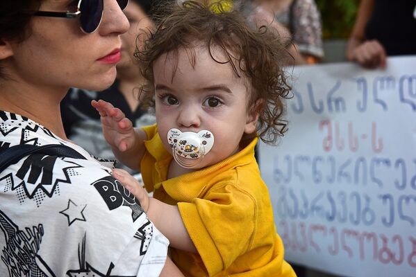 Участники акции пришли митинговать к МВД вместе с детьми. - Sputnik Грузия