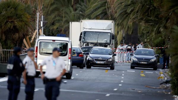 Полицейские работают на месте теракта в Ницце, где грузовик врезался в толпу людей - Sputnik Грузия