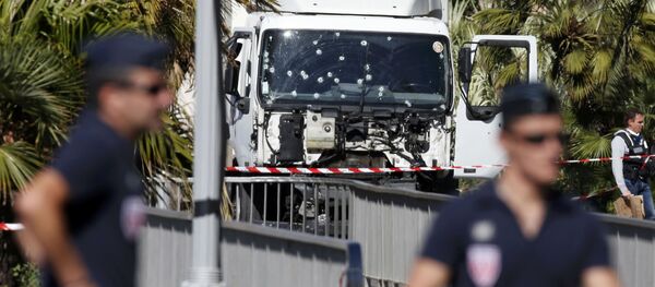 Полицейские работают на месте теракта в Ницце - Sputnik Грузия