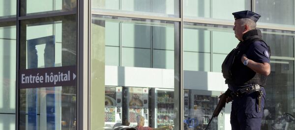 პოლიციელი ჰოსპიტალთან ნიცის ტერაქტის შემდეგ - Sputnik საქართველო