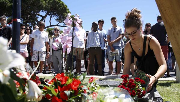 Люди на месте теракта в Ницце скорбят по жертвам трагедии - Sputnik Грузия