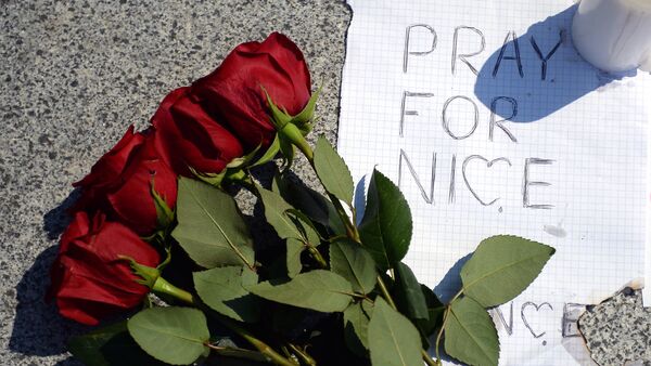 Цветы в память о погибших в Ницце у посольства Франции - Sputnik Грузия
