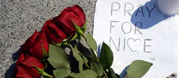 Цветы в память о погибших в Ницце у посольства Франции - Sputnik Грузия