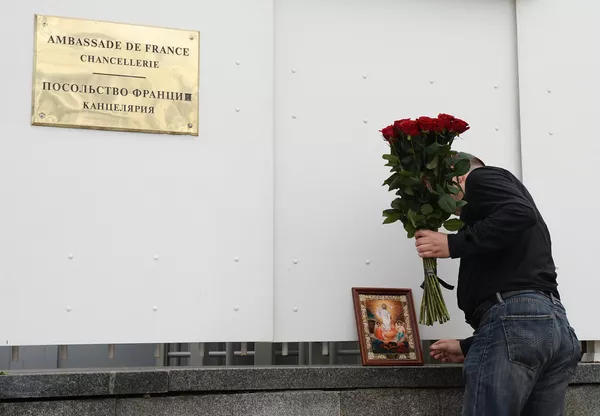 Цветы в память о погибших в Ницце у посольства Франции Цветы в память о погибших в Ницце у посольства Франции - Sputnik Грузия