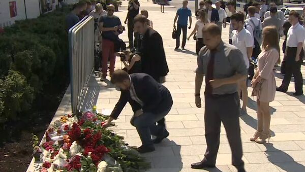 Цветы и свечи у посольства Франции: москвичи почтили память погибших в Ницце - Sputnik Грузия