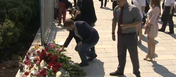 Цветы и свечи у посольства Франции: москвичи почтили память погибших в Ницце - Sputnik Грузия