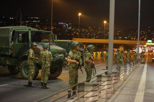 Турецкие военные блокируют проход на мост через Босфор, Стамбул в ночь на субботу, когда в стране имела место попытка госпереворота. - Sputnik Грузия