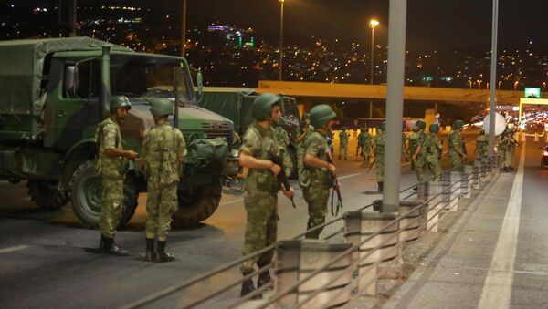Турецкие военные блокируют проход на мост через Босфор, Стамбул - Sputnik Грузия