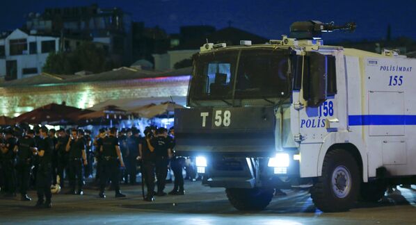 Сотрудники турецкой полиции на площади Таксим, Стамбул в ночь на субботу, когда в Турции имела место попытка госпереворота. - Sputnik Грузия