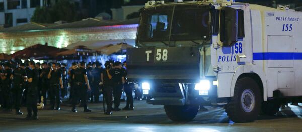 Сотрудники турецкой полиции на площади Таксим, Стамбул Сотрудники турецкой полиции на площади Таксим, Стамбул - Sputnik Грузия