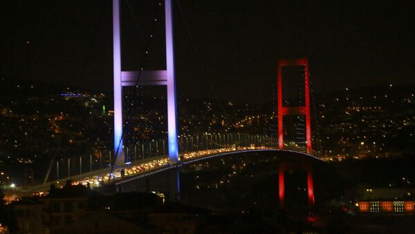 Пробка из машин на мосту через Босфор, заблокированном турецкими военными - Sputnik Грузия