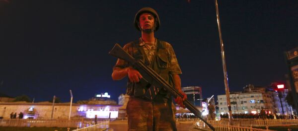 Турецкий военный на площади Таксим в Стамбуле - Sputnik Грузия