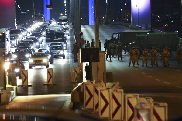 Военные блокируют мост через Босфор в Стамбуле. - Sputnik Грузия