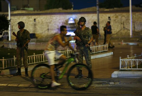 Турецкие военные на улицах Стамбула в ночь на субботу. - Sputnik Грузия