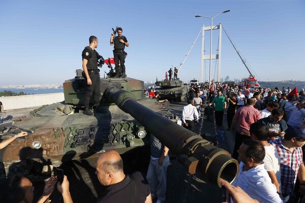 Турецкие полицейские на танке на мосту через Босфор, после задержания мятежников. - Sputnik Грузия
