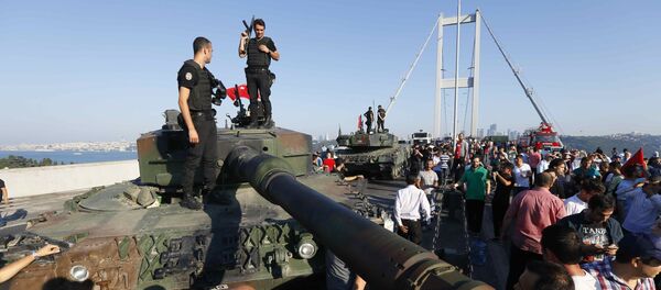 თურქი პოლიციელები ამბოხებულების დაკავების შემდეგ - Sputnik საქართველო