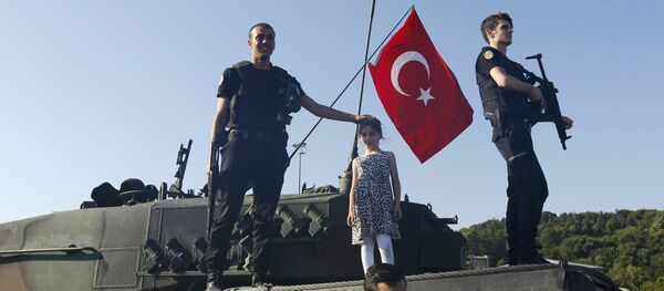 გოგონა, ამბოხების ჩახშობის შემდეგ, პოლიციელებთან ერთად ფოტოს იღებს - Sputnik საქართველო