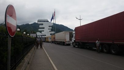 Фуры у КПП "Сарпи"