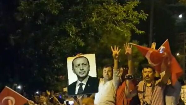 Жители Стамбула с портретом Эрдогана протестовали против переворота - Sputnik Грузия