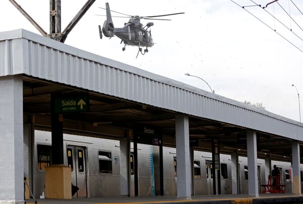 В ходе антитеррористических учений в Рио-де-Жанейро - вертолет бразильской армии высаживает десант на станции метро, которая по сценарию учений, была атакована террористами. - Sputnik Грузия