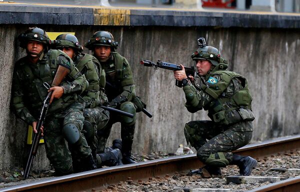Спецподразделение бразильской армии отрабатывает отражение нападения террористов на станцию метро в ходе антитеррористические учения в Рио-де-Жанейро в преддверии Олимпиады. - Sputnik Грузия