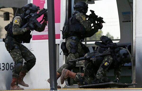 Спецподразделение бразильской армии во время отработки отражения атаки террористов на станцию метро в Рио-де-Жанейро. - Sputnik Грузия