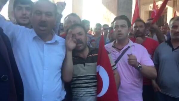 Толпа возле здания парламента Турции требовала казнить мятежников - Sputnik Грузия