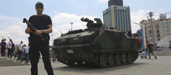 Покинутый экипажем БМП на площади Таксим в Стамбуле, под охраной сотрудников силовых структур Турции - Sputnik Грузия