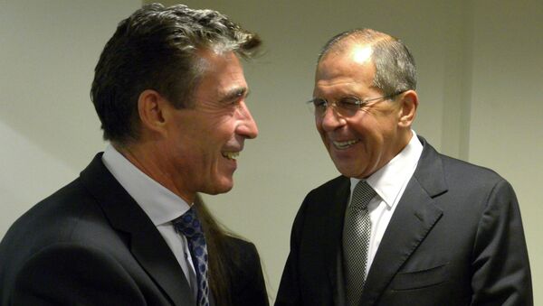 Министр иностранных дел РФ Сергей Лавров (справа) и генеральный секретарь НАТО Андерс Фог Расмуссен - Sputnik Грузия