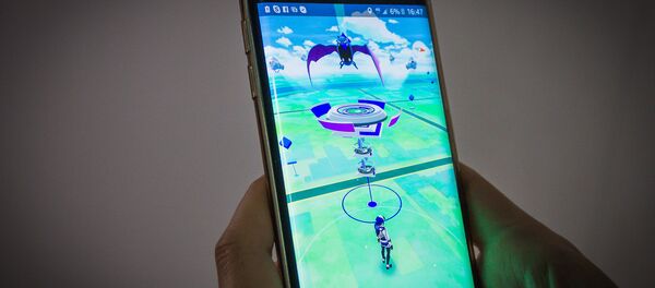 Девушка играет в Pokemon Go - Sputnik Грузия