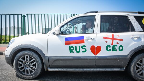Автомобили с флагами России и Грузии - Sputnik Грузия