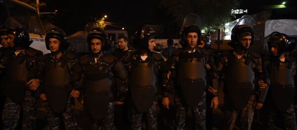 დემონსტრანტები ერევანში პოლიციის შენობასთან დემონსტრანტები ერევანში პოლიციის შენობასთან - Sputnik საქართველო