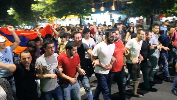 Ереванцы вышли на акцию протеста из-за ситуации с захваченным зданием полиции - Sputnik Грузия