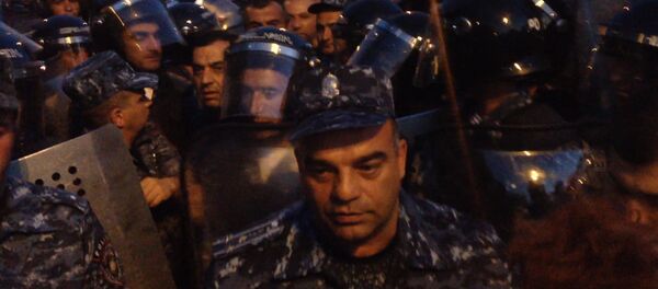 Ситуация близ захваченного в Ереване здания полиции накалена - Sputnik Грузия